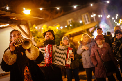 Die Gruppe Wirbeley entführt ihre Zuhörer auf eine märchenhafte Reise durch eine Welt fantastischer Klänge, Farben und Stimmungen auf dem Radebeuler Weihnachtsmarkt.